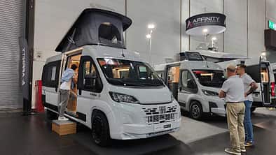 Affinity One 636 Campingbus mit Aufstelldach, französischem Bett und umbaubarer Sitzgruppe