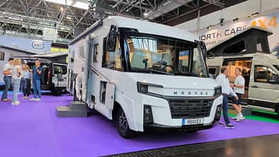 Außenaufnahme eines vollintegrierten Mooveo Reisemobils (INT-78 QBF Al-Ko) auf dem CARAVAN SALON Düsseldorf 2026. Moderne Front mit markantem Design und AL-KO-Chassis.