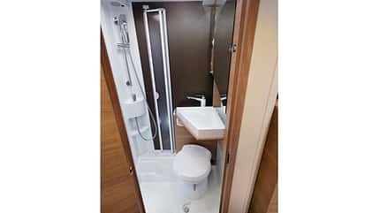 Spezial, Reisemobil, Bäder, Badtypen WC unter dem Waschbecken beim Adria Compact