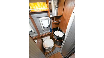 Spezial, Reisemobil, Bäder, Badtypen Dusche im Gang bei Pössl und Globecar Campscout