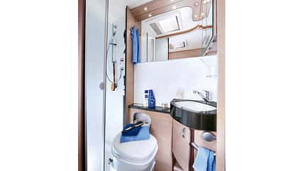 Spezial, Reisemobil, Bäder, Badtypen Drehtoilette vor separater Dusche beim Hobby Optima