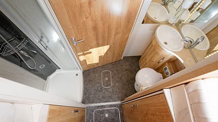 Spezial, Reisemobil, Bäder, Badtypen breiter Sanitärtrakt hinter den Einzelbetten im Bug im Frankia A 740