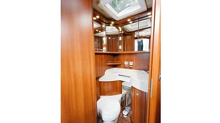 Spezial, Reisemobil, Bäder, Badtypen Tür verbindet den WC-Raum mit der Dusche im Carthago Chic