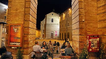 Mittelitalien, Himmlisch italienisch, Macerata Schöne Abendbeschäftigung im Bergstädtchen Macerata