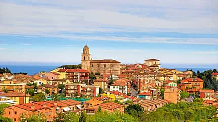Mittelitalien, Himmlisch italienisch, Riviera del Conero, Sirolo Hoch über der Riviera del Conero liegt der beschauliche Ort Sirolo.