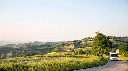 Mittelitalien, Himmlisch italienisch, Bergstraße, Mergo, Jesi Bergstraße, hier bei Mergo, im Weinanbaugebiet von Jesi.