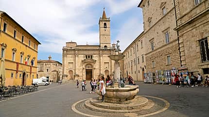 Mittelitalien, Himmlisch italienisch, Piazza del Popolo Im hügeligen Hinterland der Marken liegt dieser bildschöne Ort mit seiner mittelalterlichen Altstadt.