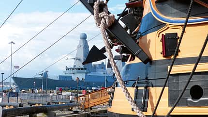 Mobil-Tour, Südengland, Hafenviertel Das historische Hafenviertel der Stadt gestattet Besuchern einen tiefen Einblick in 500 Jahre Marinegeschichte.