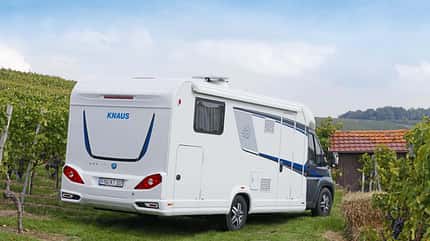 Supercheck, Knaus Sky TI 700 MEG, Flachmann, Gelände Exzessive Ausfahrten ins Unwegsame sollte man mit dem massiven Überhang vermeiden.