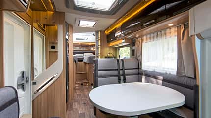 Supercheck, Knaus Sky TI 700 MEG, Sun TI, Interieur Über dem Sky rangiert der Sun TI mit seinem prunkvollen Interieur.