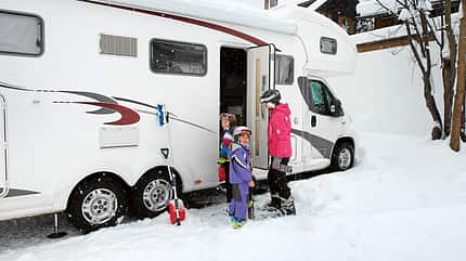 Test, Truma, iNet-Box, Steuerung, App, Heizung, Klimaanlage, Smartphone, Tablet Kinder vor Reisemobil