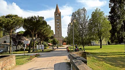 Adria, Italien, Turm, Glocken, Abtei, Benediktiner, Pomposa Glockenturm der ehemaligen Benediktiner-Abtei von Pomposa im Po-Delta