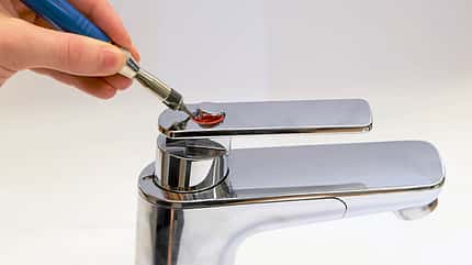 Bäder Spezial, Sanitärtechnik, Abdeckkappe Die Abdeckkappe vorsichtig heraushebeln.