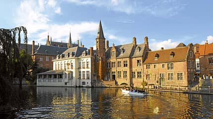 Belgien, Romantik pur in Flandern, historische Häuser, Gracht Die historischen Häuser spiegeln sich in einer Gracht, Bootspassagiere genießen den Anblick.