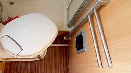 Spezial, Reisemobil, Bad, Dusche, Nasszelle, Wäsche Katzenklappe im Sanitärraum für Schmutzwäsche