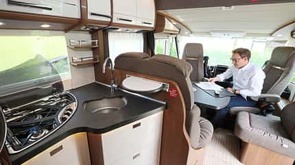 Supercheck, Carthago C-Tourer I, Bicolor-Möbellinie „Epic“, hellen Fronten Alternativ gibt es die Bicolor-Möbellinie „Epic“ mit hellen Fronten.