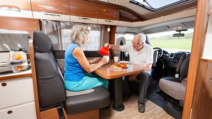 Supercheck, LMC Cruiser 732 G, gepolsterte Sitzgruppe, Tisch Bequem gepolsterte Sitzgruppe mit großem, in der Höhe verstellbarem Tisch.