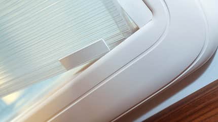 Test, Dachspoiler, Schallschutz, Windgeräusche minimieren, Manfred Seidler, Schall- und Dämmschutz, Führungsschiene, Verdunkelungsrollo Manfred Seidlers SD-Schutz wird in die Führungsschiene des Verdunkelungsrollos eingesetzt.
