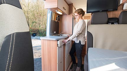 Quickcheck, Weinsberg, Carabus, 601 MQ, Test Die hohen Schubladen bieten viel Stauraum im Küchenbereich.