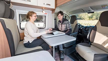 Quickcheck, Weinsberg, Carabus, 601 MQ, Test Die Dinette ist eng bemessen. Die Tischerweiterung misst 31 Zentimeter und reicht kaum an den Beifahrersitz heran.