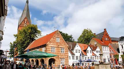 Ostsee und Hinterland, Auf den Spuren der Hanse, Route der Backsteingothik, Tour, lange Straße In der Fußgängerzone „Große Straße“ im alten Zentrum von Flensburg geht es gemütlich zu.