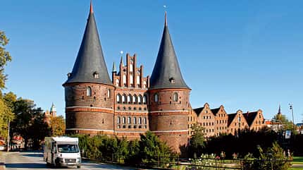 Ostsee und Hinterland, Auf den Spuren der Hanse, Route der Backsteingothik, Tour, Holstentor, Lübeck Das mächtige Holstentor am Eingang der Altstadt ist heute ein Museum.