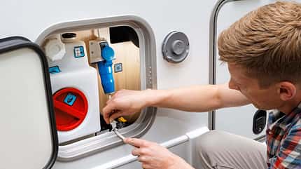 Supercheck, Bürstner Lyseo T 734, Elektroanschluss Hinter einer Klappe geschützter Elektroanschluss.