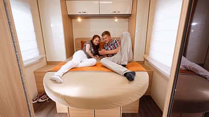 Supercheck, Bürstner Lyseo T 734, Queensbett, Seitenfenster Queensbett mit leichtem Einstieg und gutem Liegekomfort.