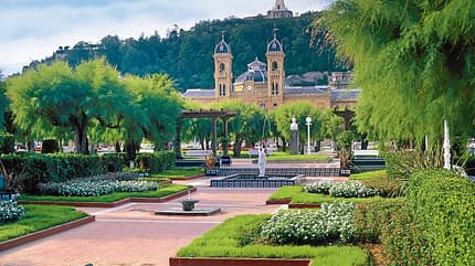 Das besondere Ziel, Donostia-San Sebastián, Alderdi-Eder Gärten, Rathaus Die Alderdi-Eder-Gärten und das Rathaus.