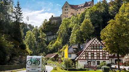 Fränkische Schweiz, Wald und Wandern gut, Burg Rabenstein, Ahorntal, Falknerei, Gutsschenke Burg Rabenstein im Ahorntal mit Falknerei und uriger Gutsschenke.