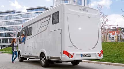 Hymer B 588 DL, Rückwand-Gestaltung Im Vergleich zur Front hat sich an der Rückwand-Gestaltung nur wenig verändert.