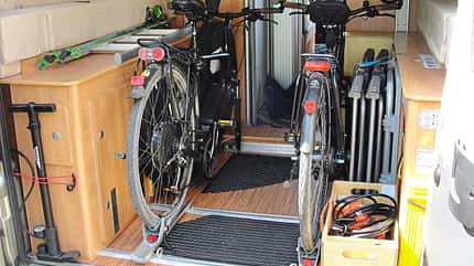 Dauertest, GLOBECAR CAMPSCOUT REVOLUTION, Fahrradtransport, Garage, Bodenhalterung Perfekte Garage für den Fahrradtransport, hier mit entsprechenden Bodenhalterungen.