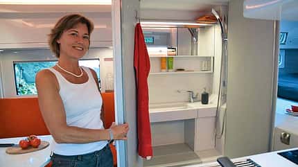 Allrad-Mobile, Abenteuer Allrad, Kleines Bad, Falttüren Kleines Bad, das mit Falttüren erweitert werden kann.