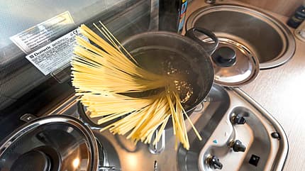 Fertige Soßen im Campingfahrzeug Nudeln kochen
