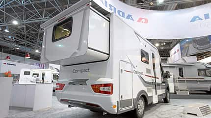 Supercheck, Adria Compact, Teilintegrierte, Van-Klasse, Einzelbetten, Erker, Heck-Slide-Out Im Erker des SLS stecken die Kopfenden der beiden Einzelbetten.