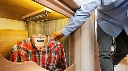 Supercheck, Adria Compact, Teilintegrierte, Van-Klasse, Einzelbetten, Kleiderschrank Kleiderschrank unterm Bett zerklüftet und schlecht zugänglich beim Adria Compact