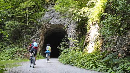 Oberösterreich, Dem Luchs auf der Spur, Reichraminger Hintergebirgsradweg, dunkle Tunnels Der Reichraminger Hintergebirgsradweg passiert einige spärlich beleuchtete Tunnels.