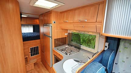 Gebrauchtcheck, Adria Teilintegrierte, Coral, Stargo, Izola, Backofen, hoher Kühlschrank Mit Backofen und hohem Kühlschrank empfiehlt sich der Adria für Hobbyköche.