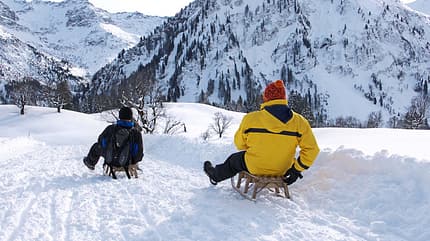 Mobil-Tour, Reise, Winter, Deutschland, Alpen, Allgäu, Bad Hindelang Schlittenpartie auf einer Naturrodelbahn bei Bad Hindelang in den Allgäuer Alpen