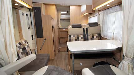 Supercheck, Sunlight, Fiat Ducato, Teilintegrierter, Querbett T 65 mit längerem Querbettmodell, separater Dusche und Hubbett