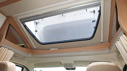 Supercheck, Sunlight, Fiat Ducato, Teilintegrierter, Querbett Fächer in der T-Haube als Zwischenablage beliebt beim Sunlight T 60