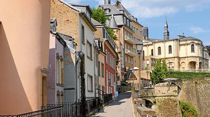 Das besondere Ziel, Luxemburg, Bockfelsen Schicke Anwesen prägen das Bild des feinen Stadtteils oben auf dem Bockfelsen.