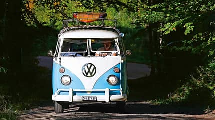 Camping-Oldies VW-Bus T1 mit Wohnwagen VW-Bus T1 vorne