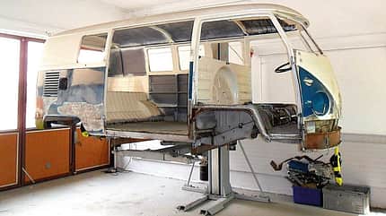 Camping-Oldies VW-Bus T1 mit Wohnwagen VW-Bus T1 Hebebühne