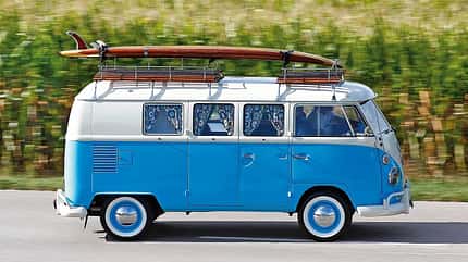 Camping-Oldies VW-Bus T1 mit Wohnwagen VW-Bus T1