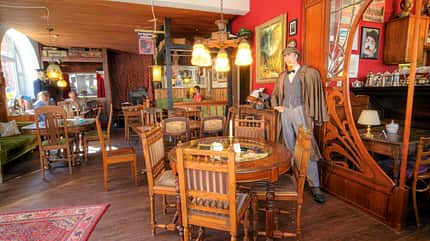Reise, Mobil-Tour, Deutschland, Mittelgebirge, Eifel, Maar Café Sherlock im kleinen Ort Hillesheim