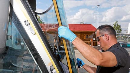 Praxis, Frontscheiben wechseln, neue Scheibe einsetzen, Hilfskloetzchen Die neue Scheibe wird praezise in den Carthago eingesetzt.