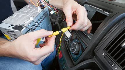 Kamerakabel, Cinch-Stecker, Geraet Das Kamerakabel wird per Cinch-Stecker am Geraet angeschlossen.