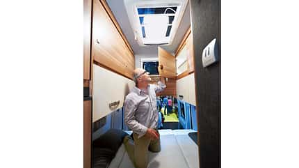 GfK-Hochdach im Reisemobil Weinsberg Carabus 601 MQH ermöglicht reichlich Stauraum im Heck