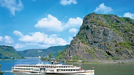 Rhein, Raddampfer, Loreleyfelsen Ein weisser Raddampfer passiert den Loreleyfelsen.